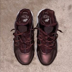 NIKE HUARACHES